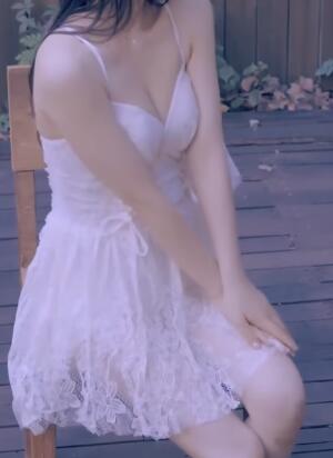 Ainn艾恩小姐姐的吊带裙庭院穿搭