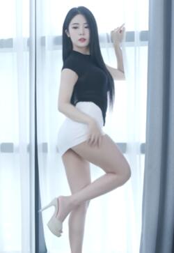 Bomi小姐姐的包臀裙穿搭