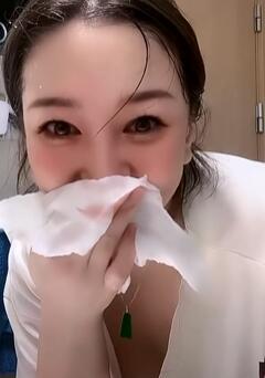 女主播直播时洗脸走光,爱了爱了