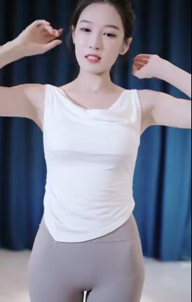 性感紧身瑜伽裤美女室内热舞直播