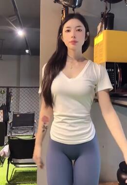 性感紧身瑜伽裤美女室内直播6
