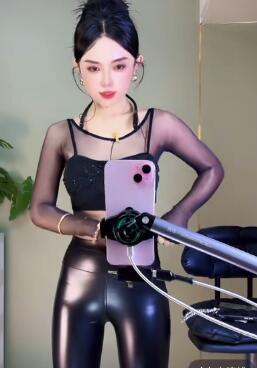 黑色紧身皮裤女主播