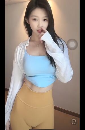 黄色瑜伽紧身裤美女主播小作晶