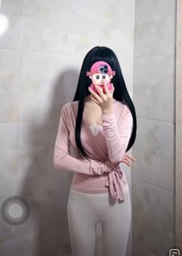 白色瑜伽裤拿苹果手机直播