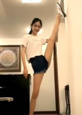 女孩子邪恶的一字马