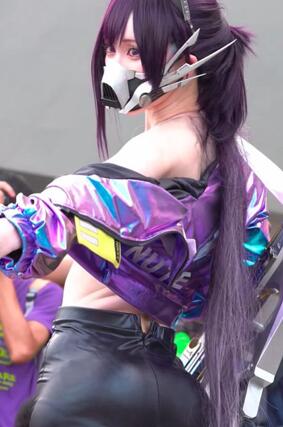 屁股是垫的,胸也是垫的cosplay