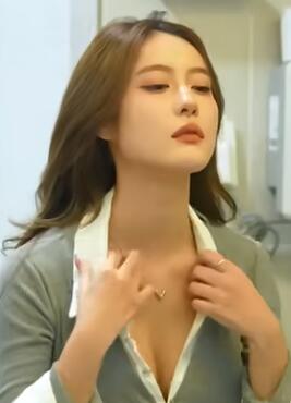 戴隐身帽子进女厕所整蛊女上司