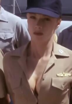 男兵中突然出现一名大雷女兵瞬间