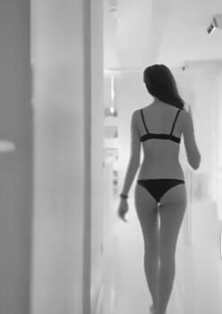 这难道不应该是内衣广告吗?