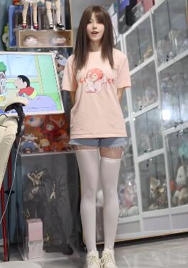 诡计多端的宅女看似跳舞实则展示最新买的手办