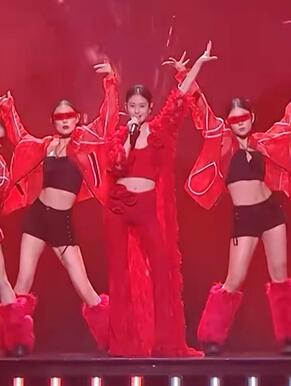 颖儿 今年的枫叶够红了吧