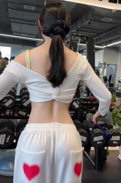 葫芦的后腰是很漂亮的,可惜腹部没有马甲线