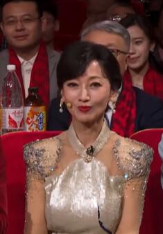 撒贝宁戴上了神仙姐姐送的蛇帽