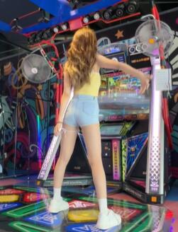 记得19年爱穿牛仔短裤的,跳舞机女孩吗