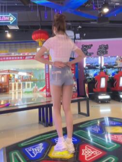 嫩嫩的穿搭,少女时代Gee!丸子头满满的少女感