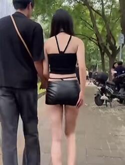 盘点酒吧门口小姐姐,我们穿不起的穿搭