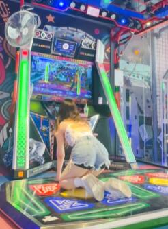 露背装牛仔短裤跳舞,顺便帮忙擦跳舞机,性感人鱼siren