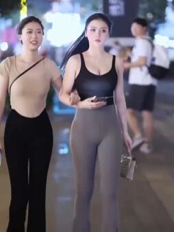 前凸后翘小美女,你我穿不起的潮鞋