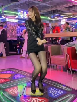 玩跳舞机被南方小金豆围观,必须来点震撼了~aoa短裙