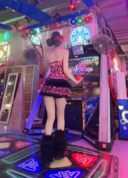 像小猫一样悄悄靠近~粉色豹纹,户外跳舞机翻跳猫步轻俏aoa