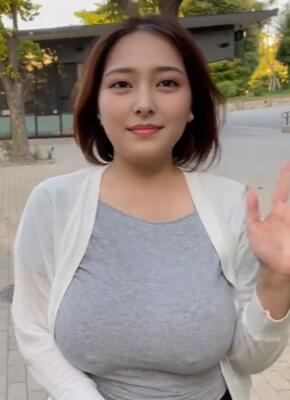 大姐姐穿过小树林