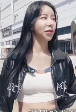 ������Ů����С��� �����ڽ�ͷ�ᱻ����Ŀ��ע��