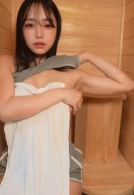 日本美女小姐姐桑拿房换装