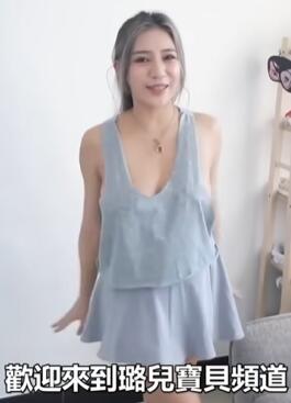 璐儿宝贝展示性感背心的三种穿法