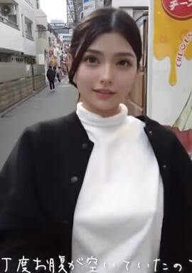 日本美女小姐姐出门吃个饼,应该不需要穿太多吧