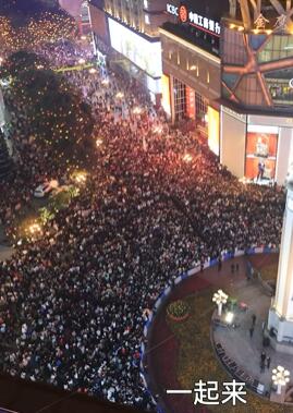 2025年元旦跨年夜,几十万人齐聚重庆解放碑,场面太壮观了