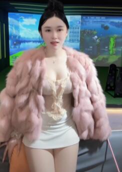 非常白嫩的美女主播打高尔夫