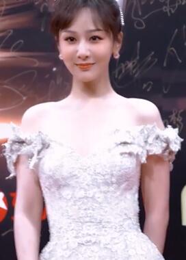 杨紫 品质盛典红毯惊艳亮相