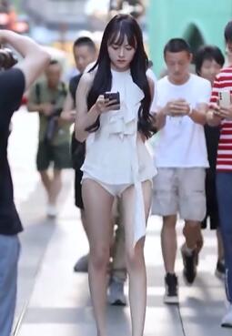 盘点酒吧门口小姐妹,我们顶不住的穿搭