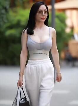 街拍性感小美女,我们穿不起的鞋子