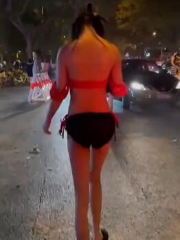 夜店门口蹦迪小美女,都在穿什么潮鞋