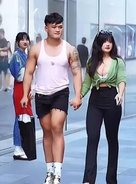 欣赏下太古里街拍小姐姐,你我穿不起的鞋子