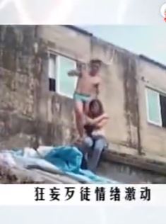 闹事街头发生持刀劫持人质,狂妄歹徒情绪激动