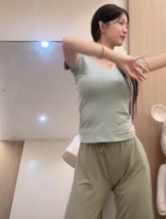 给大哥跳支中国舞,一字马,兮兮不饿