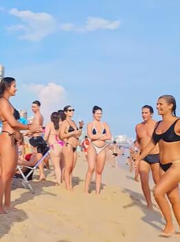 莱布隆海滩上的比基尼美女 巴西里约热内卢海滩