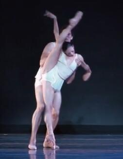 �������ټ�¼Ƭ��������ƽ�⡷,��̷ԪԪ���弾˫����