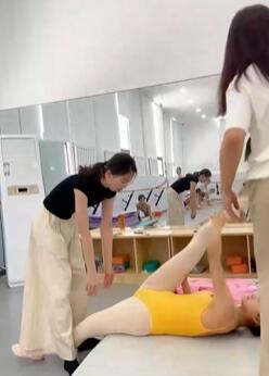 舞蹈生基本功,撕腿训练