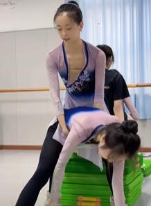 高颜值舞蹈生早功课堂 压腿耗腿踢腿