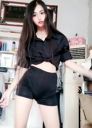 火辣身材小美女穿一身黑色玩自拍