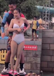 水上乐园的那些美女43