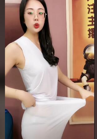 卖衣服小姐姐给大家试穿一下