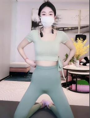 完美身材练瑜伽小姐姐