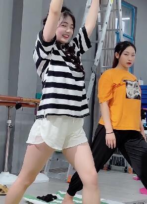 大美妞 课堂上可爱的小妞正在练舞