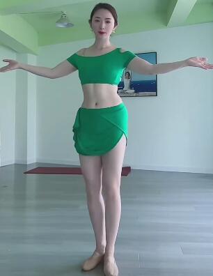 东方舞肚皮舞美女教练课后来一个抖臀舞