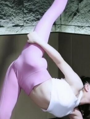 瑜伽裤健身美女给大家来个一字马