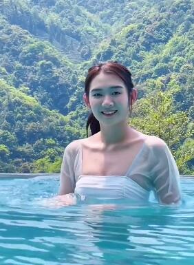 美女在莽山无边温泉泡澡